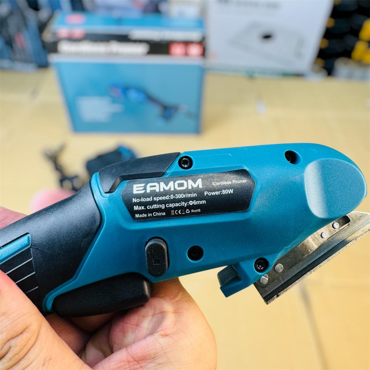 Eamon Cordless Pruner for clothes, carpet and carton GM Electronic