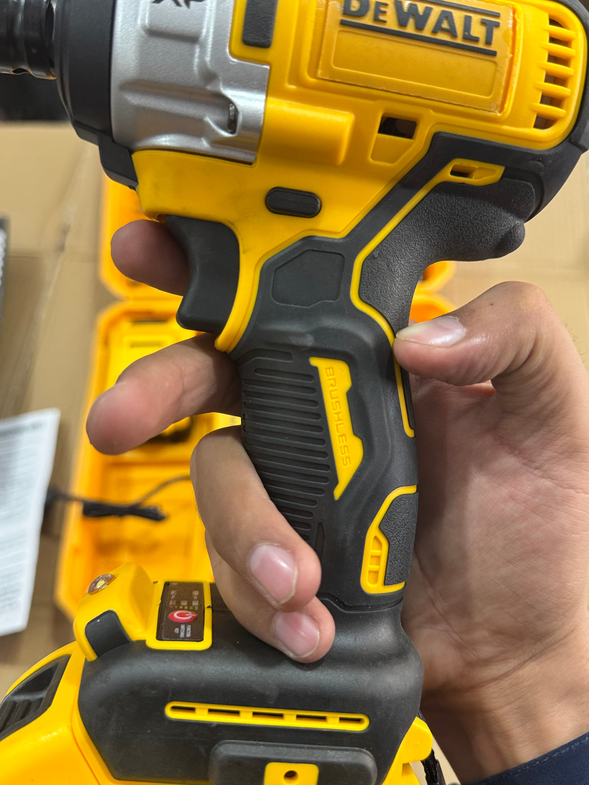 DeWalt Style 328V Brushless Cordless Impact Wrench Set GM Electronic